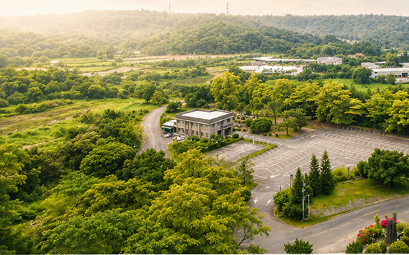 園區空拍，可見主體建築與周邊林地